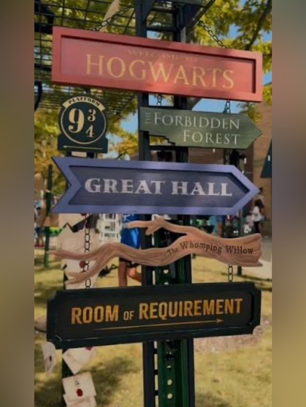 Harry Potter Welcome to Hogwarts Directional Wood Wall Sign Art NWOT Condition